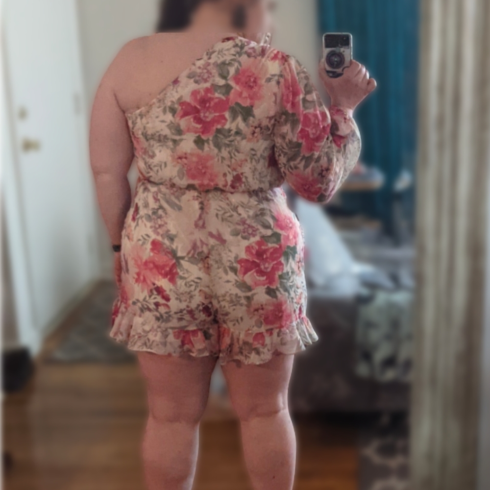 Express One Shoulder Floral Romper - Picture 11 of 12